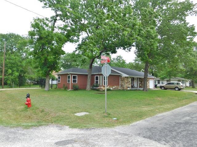 224 S Sherman St in Pilot Point, TX - Building Photo - Building Photo