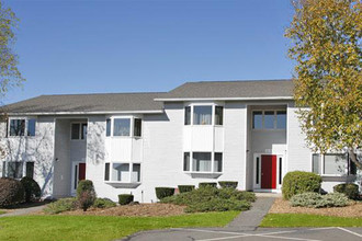 Johnny Appleseed Apartments in Ellington, CT - Building Photo - Building Photo