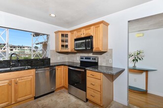 1140 Avenida Amantea in San Diego, CA - Building Photo - Building Photo