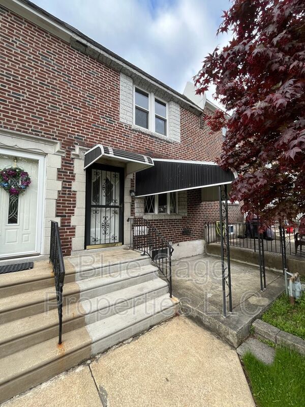 property at 228 W Wyncliffe Ave