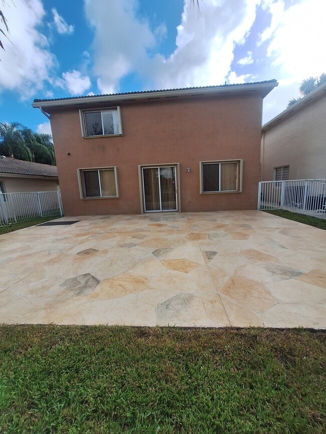 4015 Banyan Trails Dr in Coconut Creek, FL - Foto de edificio - Building Photo