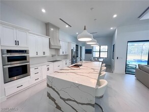 687 23rd St SW in Naples, FL - Foto de edificio - Building Photo