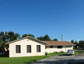 205-207 N 59th Ave in Hollywood, FL - Foto de edificio - Building Photo