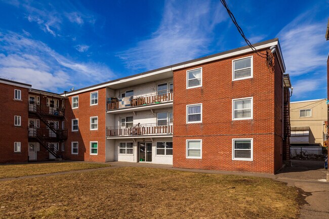 8151-8165 23E Av in Montréal, QC - Building Photo - Primary Photo