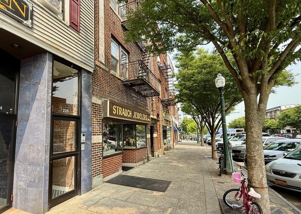 230 Mamaroneck Ave in Mamaroneck, NY - Building Photo