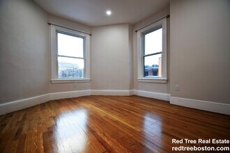 31 Harvard St, Unit 3 in Brookline, MA - Building Photo - Building Photo