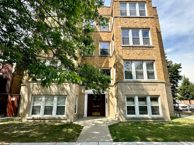 property at 4870 N California Ave