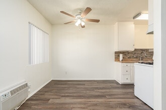 128 W Maple St in Glendale, CA - Foto de edificio - Interior Photo