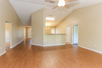 14050 Crestwick Dr E in Jacksonville, FL - Building Photo - Building Photo