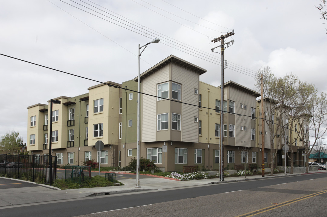 Estabrook Place in San Leandro, CA - Building Photo