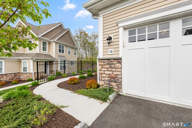 16 Hunting Ridge Ln in Bethel, CT - Building Photo - Building Photo
