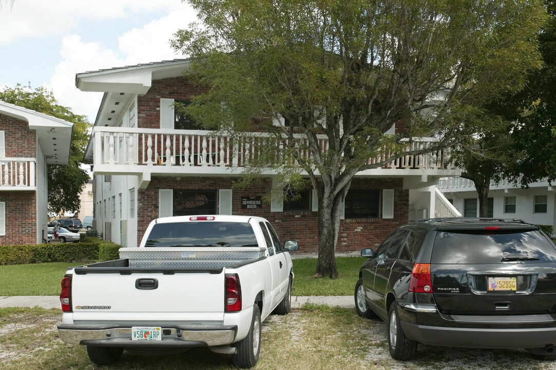 Devonshire Apartments in Miami Springs, FL - Foto de edificio