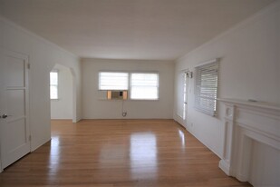 10841 Moorpark St in North Hollywood, CA - Building Photo