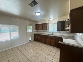 118 Hickerson Dr in Bakersfield, CA - Building Photo - Building Photo