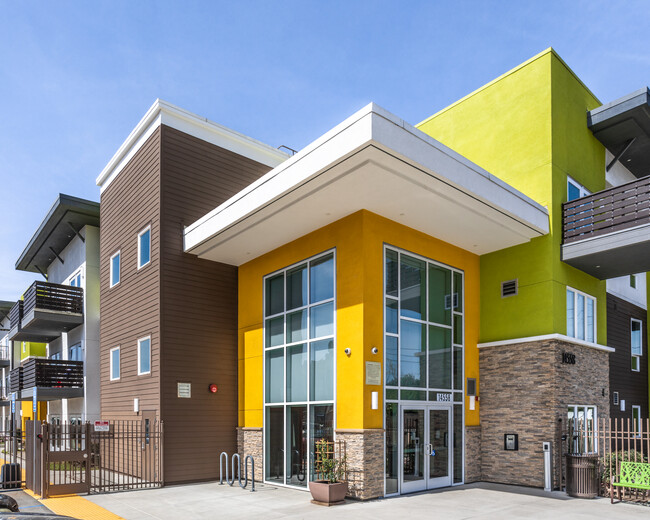 The Heights Senior Apartments in La Puente, CA - Foto de edificio - Building Photo