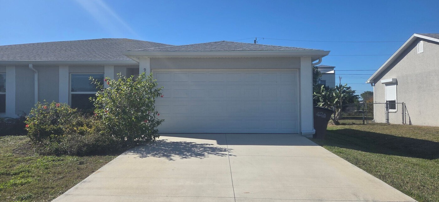 910 SW 7th Ct in Cape Coral, FL - Building Photo