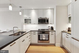 4960 Fairmont Ave in Bethesda, MD - Building Photo - Building Photo