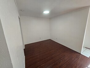 8071 Meadow Park Dr in Dallas, TX - Building Photo - Building Photo