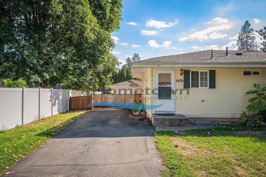 1470 E Burnham Ave in Hayden, ID - Building Photo