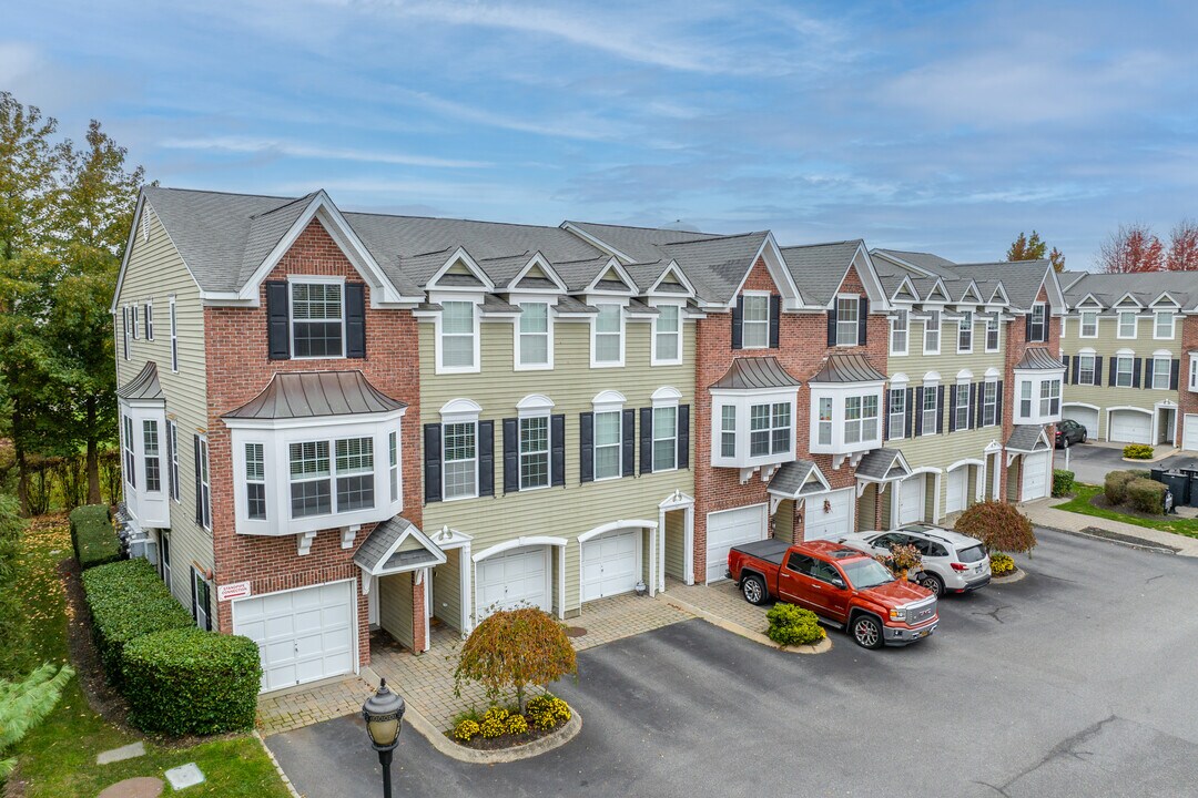 Chatham Square in Bay Shore, NY - Foto de edificio