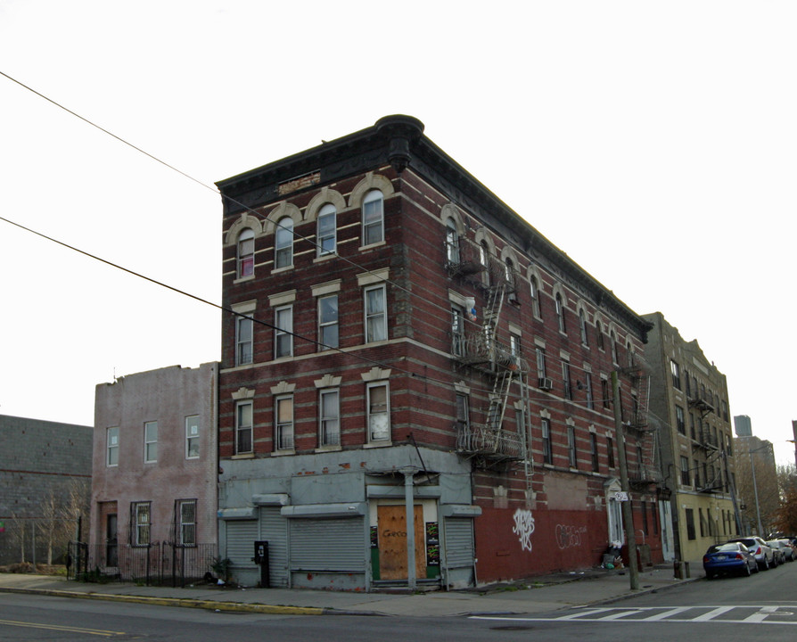 126 Liberty Ave in Brooklyn, NY - Foto de edificio