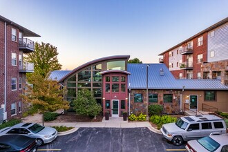Six Points in West Allis, WI - Foto de edificio - Building Photo