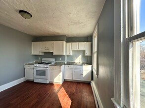 61 Hasbrouck St, Unit 2 in Newburgh, NY - Foto de edificio - Building Photo