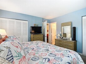 100 Forest Lakes Blvd in Naples, FL - Building Photo