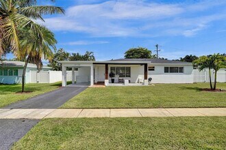 2136 NE 3rd Way in Boca Raton, FL - Foto de edificio - Building Photo