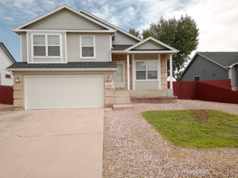 733 Daffodil St in Fountain, CO - Foto de edificio