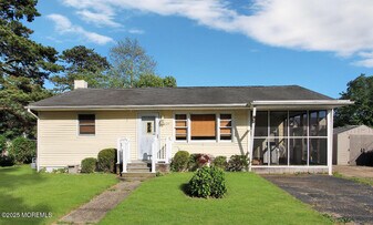 429 Seaman Ave in Beachwood, NJ - Building Photo