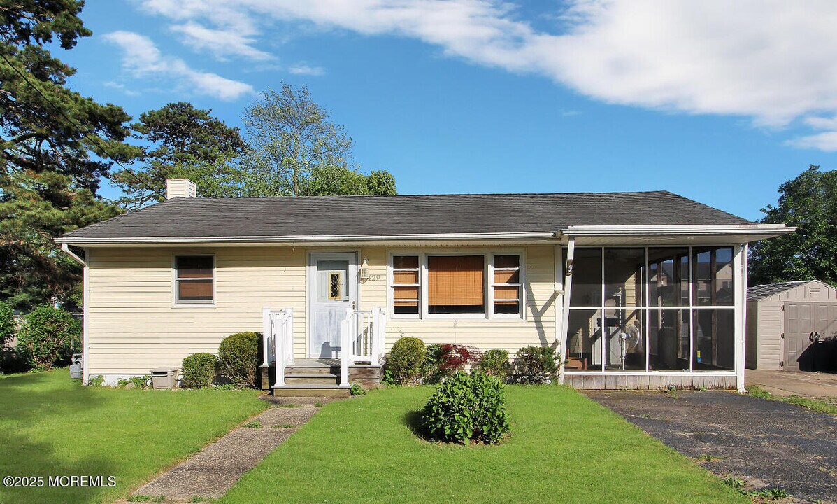 429 Seaman Ave in Beachwood, NJ - Building Photo