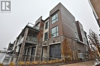 2375 Bronte Rd in Oakville, ON - Building Photo - Building Photo