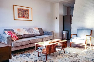 136 Main St in Warren, RI - Foto de edificio - Building Photo