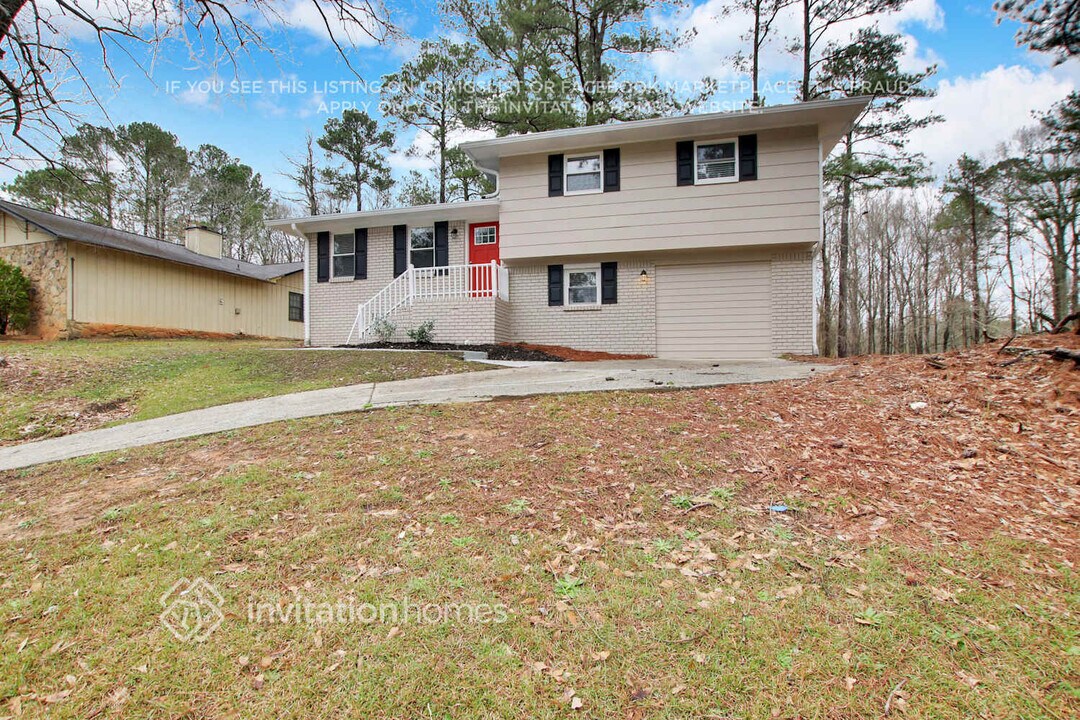 5425 Morning Creek Cir in College Park, GA - Foto de edificio