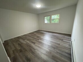 23 Taylor St, Unit 102 in Biddeford, ME - Foto de edificio - Building Photo