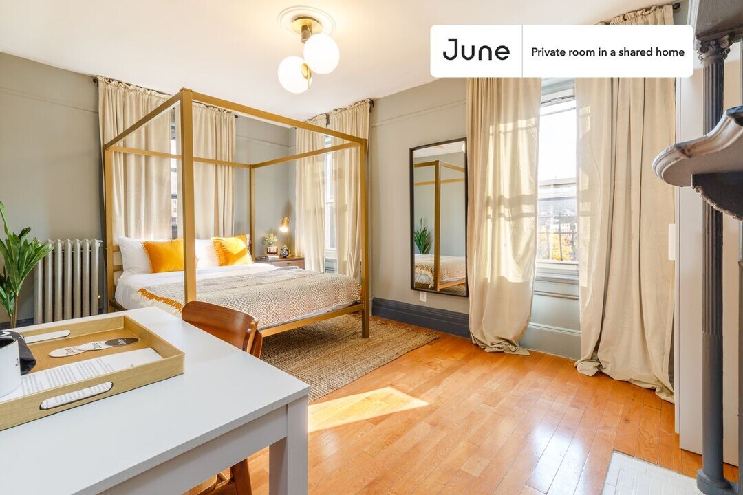 Private bedroom in 4 bed/1 bath Home in New York, NY - Building Photo