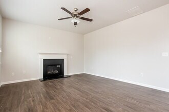 211 Susie Creek Ln in Villa Rica, GA - Foto de edificio - Building Photo