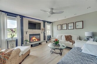 170 Vineyard Way in Aquebogue, NY - Building Photo - Building Photo