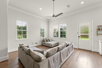 9651 Kings Cross Station in Houston, TX - Building Photo - Building Photo