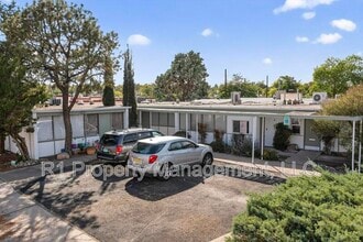 301 Graceland Dr SE in Albuquerque, NM - Building Photo - Building Photo
