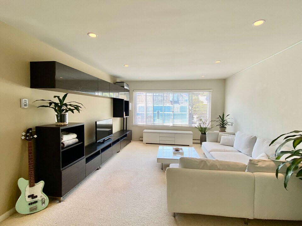 1998 Pacific Ave, Unit 302 in San Francisco, CA - Building Photo