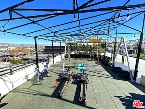 105 S Fairfax Ave in Los Angeles, CA - Building Photo - Building Photo