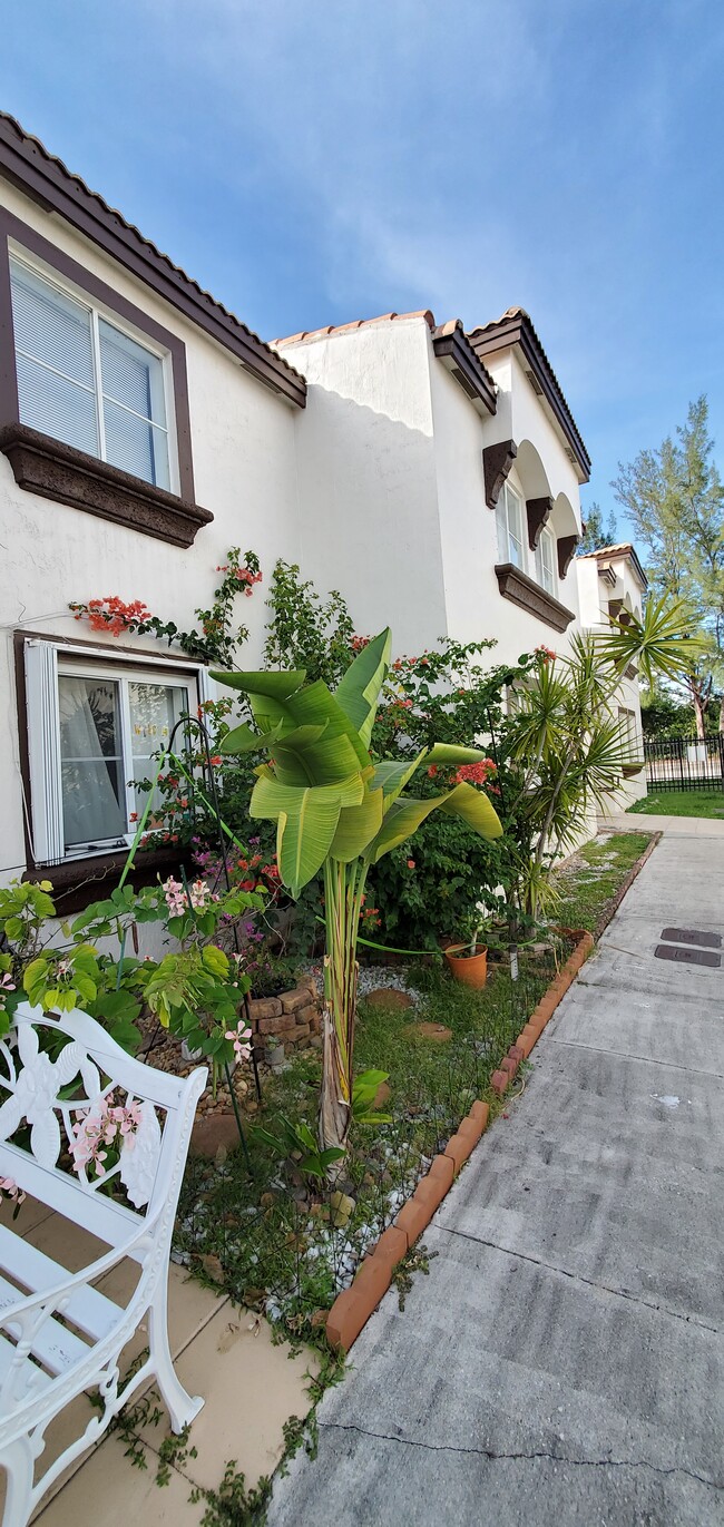 1180 NW 125th Path, Unit 1180 in Miami, FL - Foto de edificio - Building Photo