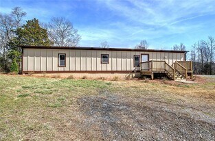 838 Spring Place Rd NE in White, GA - Building Photo