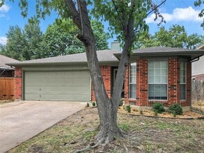937 Ashmount Ln in Arlington, TX - Building Photo - Building Photo