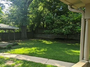 901 N Azalea Dr in Tyler, TX - Building Photo - Building Photo