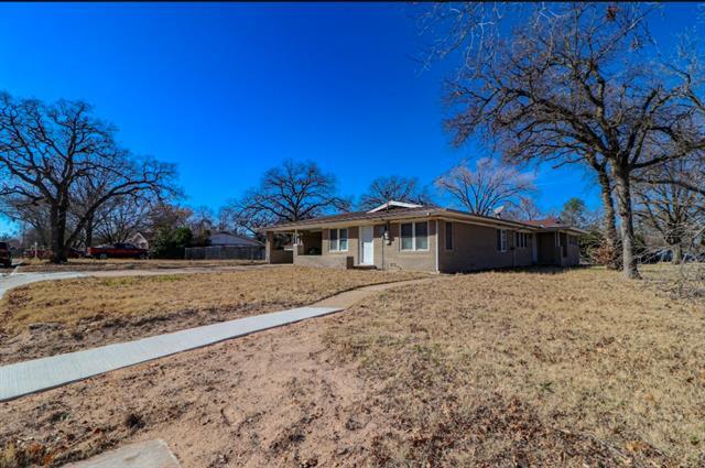 1110 N Harbin Dr in Stephenville, TX - Building Photo