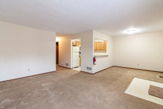 Wrens Trail Garden Apartments in Stow, OH - Foto de edificio - Building Photo