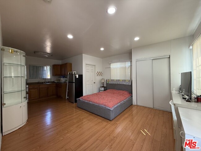 property at 805 E 21st St